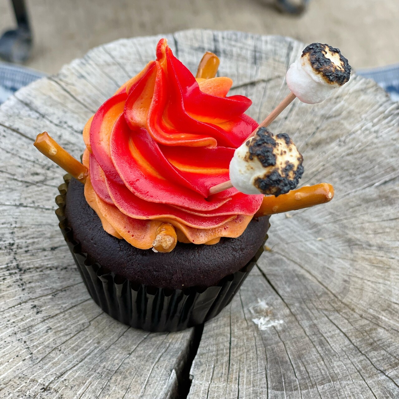 Campfire Fall Cupcakes with @wildbakes